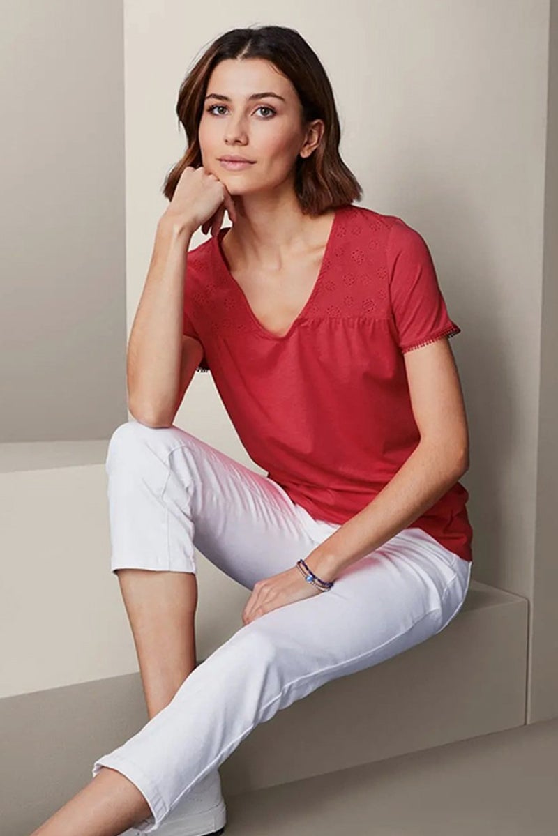 Tchibo بلوزة نسائية مطرزة، حمراء - Image 1